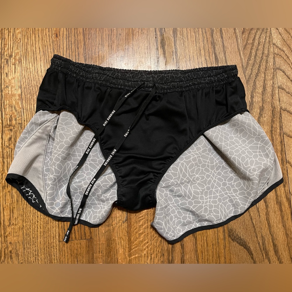 Nike dri fit active wear running shorts with back pocket - Picture 3 of 4